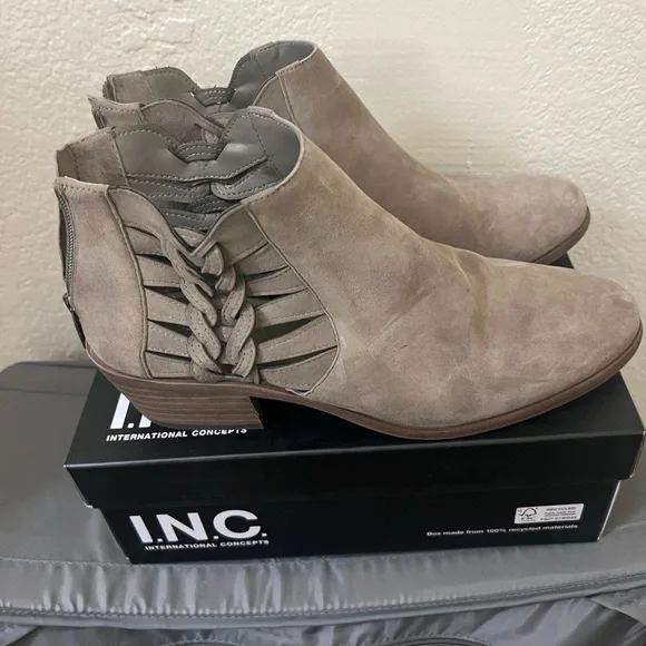 Vince Camuto – Prestetta ~ FOXY TRUE SUEDE - Picture 1 of 6